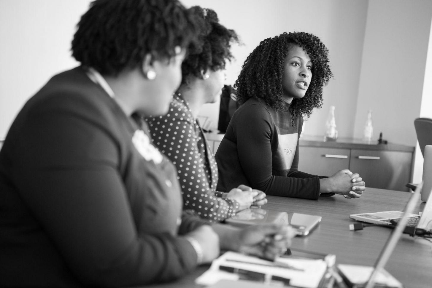 Collaboration entre experts financiers lors d'une session de travail